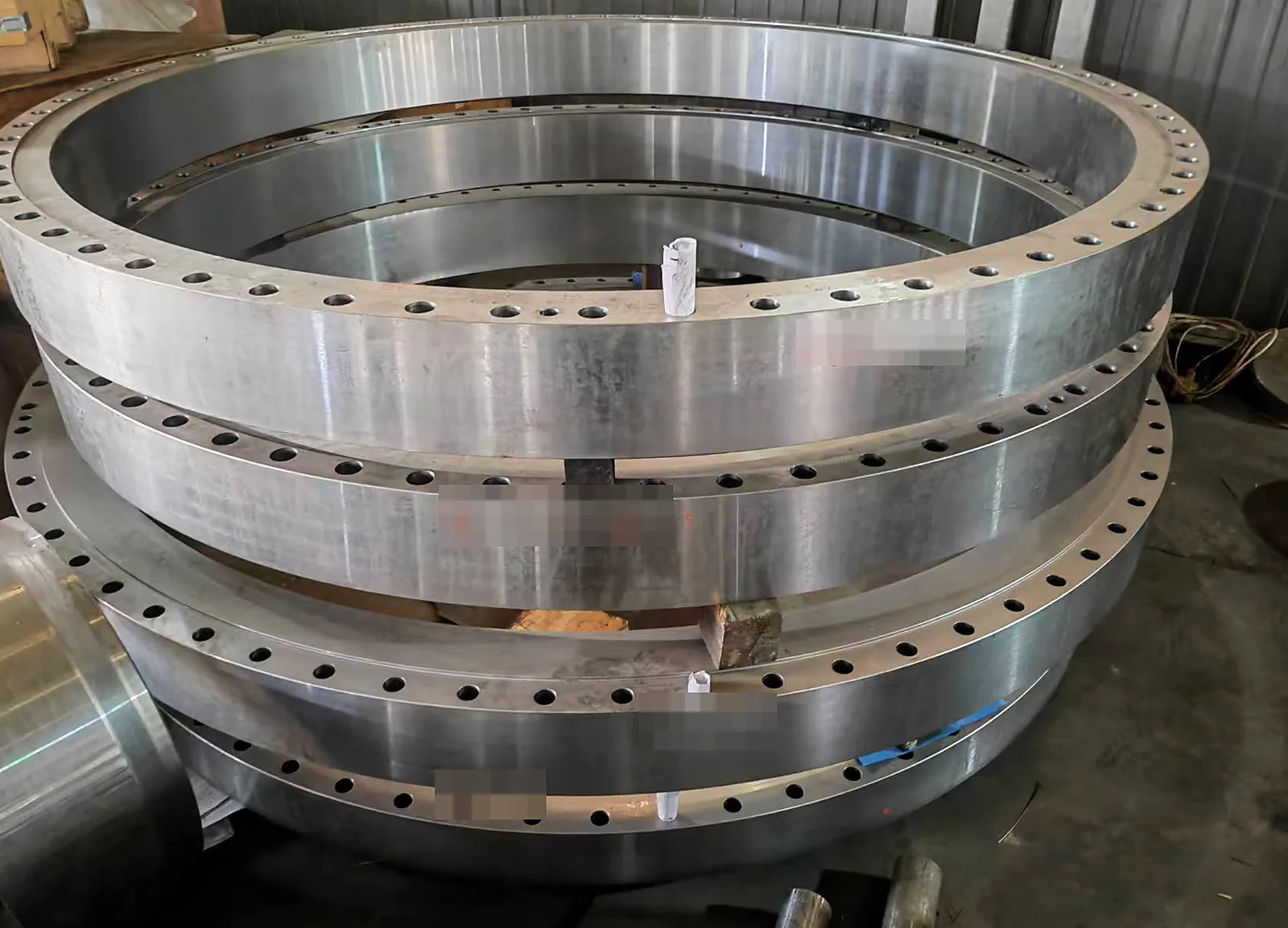 Stacked large-diameter carbon steel cover flanges for vessels and reactors